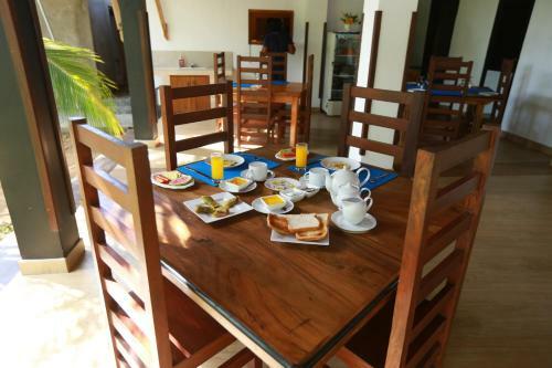 Eco Hotel Black & White - Anuradhapura