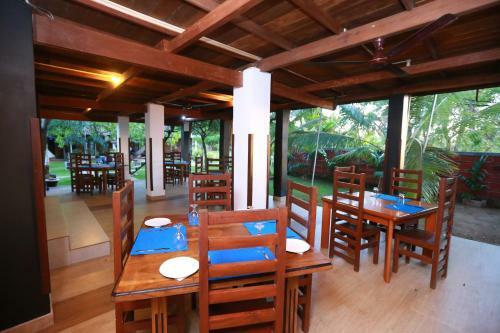 Eco Hotel Black & White - Anuradhapura