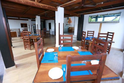 Eco Hotel Black & White - Anuradhapura