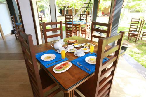 Eco Hotel Black & White - Anuradhapura