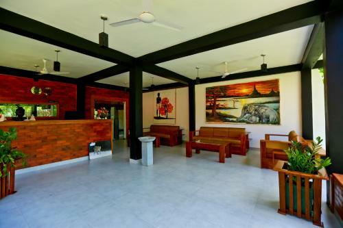 Eco Hotel Black & White - Anuradhapura