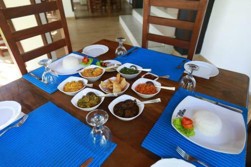 Eco Hotel Black & White - Anuradhapura