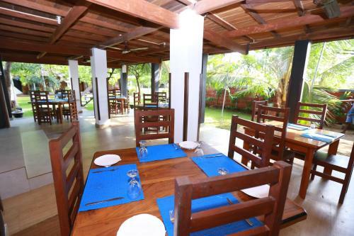 Eco Hotel Black & White - Anuradhapura