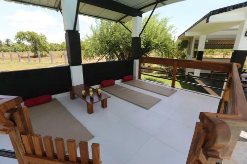 Eco Hotel Black & White - Anuradhapura