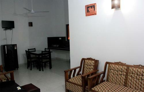 Hotel Tharusha Hoiday Inn