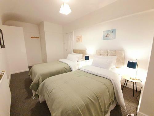 Bookeduk: Stylish House Near Lfc With Parking
