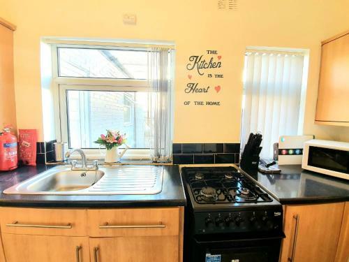Bookeduk: Stylish House Near Lfc With Parking