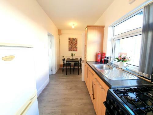 Bookeduk: Stylish House Near Lfc With Parking