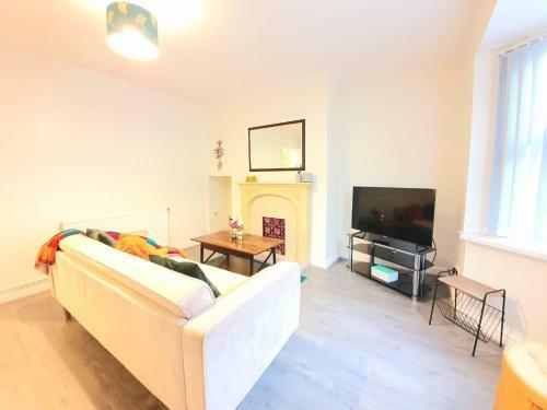 Bookeduk: Stylish House Near Lfc With Parking