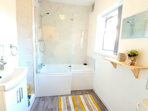 Bookeduk: Stylish House Near Lfc With Parking
