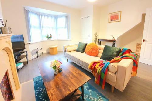 Bookeduk: Stylish House Near Lfc With Parking