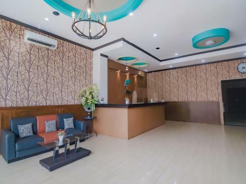 Vaccinated Staff - Oyo 90312 Bahu Bay Hotel