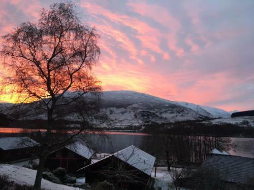 Cosy Modern Nordic Lodge W/ Loch View & Log Burner