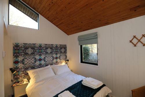 Cosy Modern Nordic Lodge W/ Loch View & Log Burner