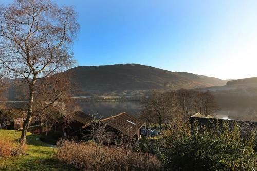Cosy Modern Nordic Lodge W/ Loch View & Log Burner