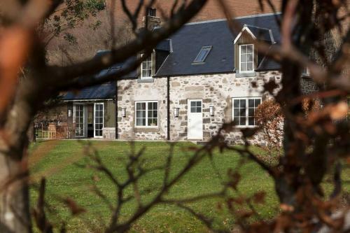 Dalveich Cottage W Hot Tub & Stunning Views