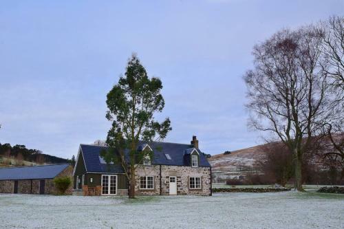 Dalveich Cottage W Hot Tub & Stunning Views