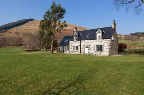 Dalveich Cottage W Hot Tub & Stunning Views