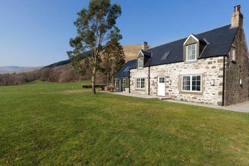 Dalveich Cottage W Hot Tub & Stunning Views