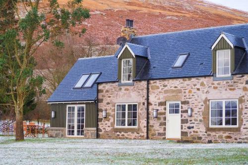 Dalveich Cottage W Hot Tub & Stunning Views