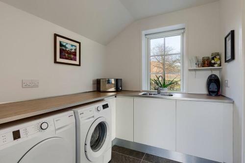 Dalveich Cottage W Hot Tub & Stunning Views