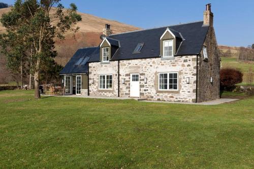 Dalveich Cottage W Hot Tub & Stunning Views