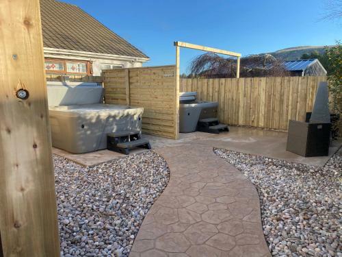 Benone Getaways- 'dunluce' Luxury Glamping Pod- With Hot Tub