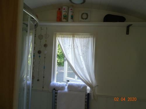Tranquil Shepherds Hut In Beautiful Rural Setting