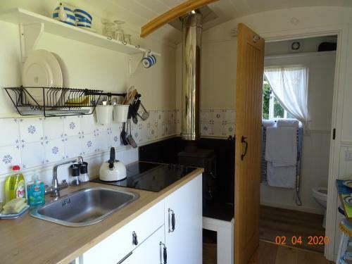Tranquil Shepherds Hut In Beautiful Rural Setting