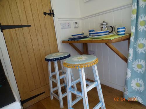 Tranquil Shepherds Hut In Beautiful Rural Setting