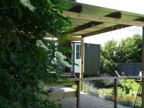 Tranquil Shepherds Hut In Beautiful Rural Setting
