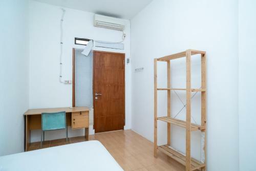 Hotel Koolkost Near Lottemart Bintaro 2 - Minimum Stay 30 Nights