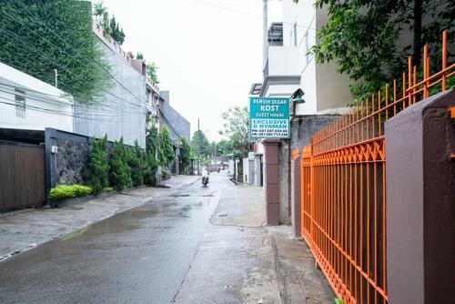 Hotel Koolkost Near Lottemart Bintaro 2 - Minimum Stay 30 Nights