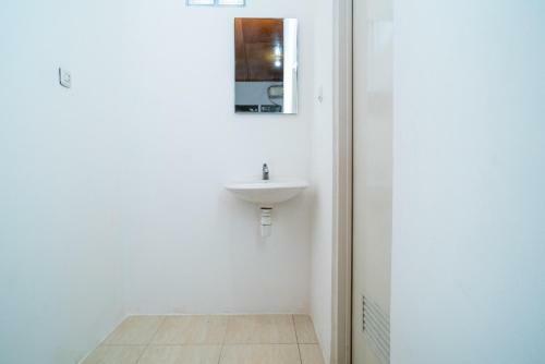 Hotel Koolkost Near Lottemart Bintaro 2 - Minimum Stay 30 Nights