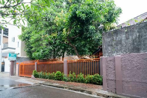 Hotel Koolkost Near Lottemart Bintaro 2 - Minimum Stay 30 Nights