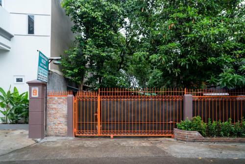 Hotel Koolkost Near Lottemart Bintaro 2 - Minimum Stay 30 Nights