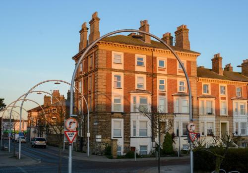 Sea Views Stunning 2 Bedroom Apartment #