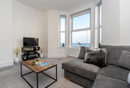 Sea Views Stunning 2 Bedroom Apartment #