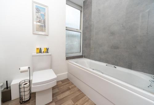 Sea Views Stunning 2 Bedroom Apartment #