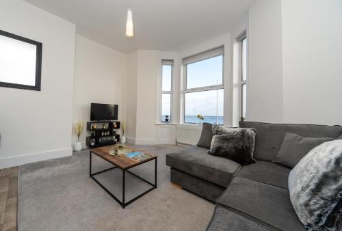 Sea Views Stunning 2 Bedroom Apartment #