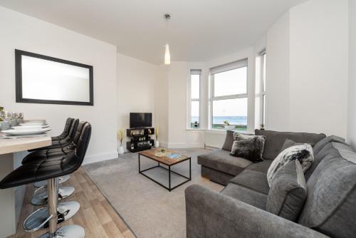 Sea Views Stunning 2 Bedroom Apartment #
