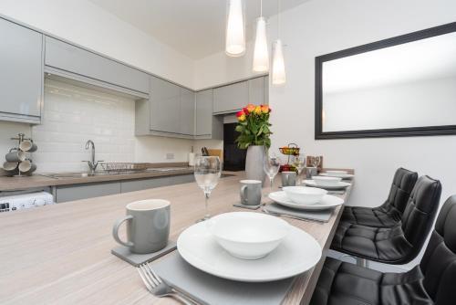 Sea Views Stunning 2 Bedroom Apartment #