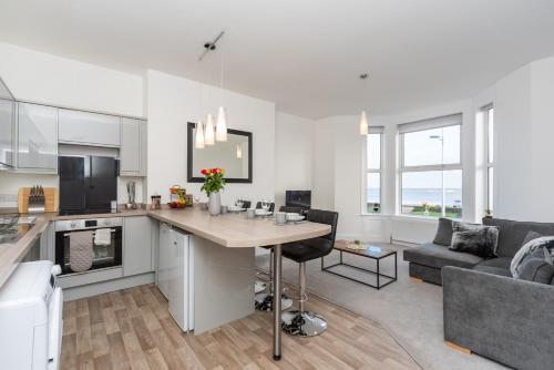 Sea Views Stunning 2 Bedroom Apartment #