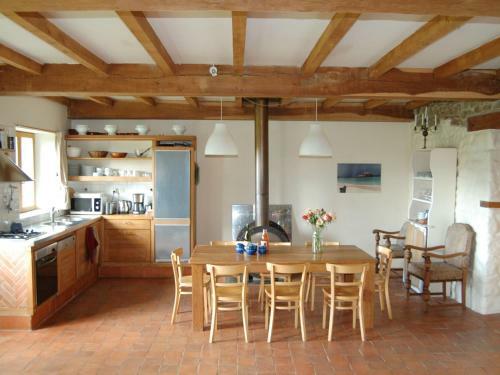 Holiday Home Les Volets Bleus Baguermorvan