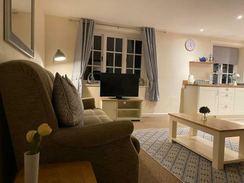 Immaculate 1 Bed Apartment In Ludlow Town Square