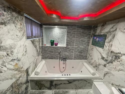 Apartamento Hidden Gem Lt Properties Jaccuzi Bath Superkingsize Bed Parking Available