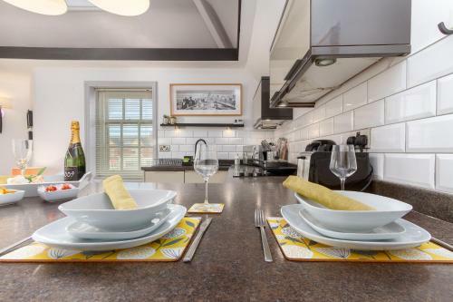 Charles Alexander Short Stay - The Old Bank Apartments