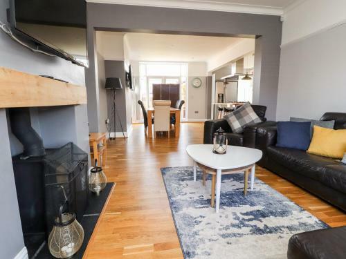 10 Sandhurst Avenue
