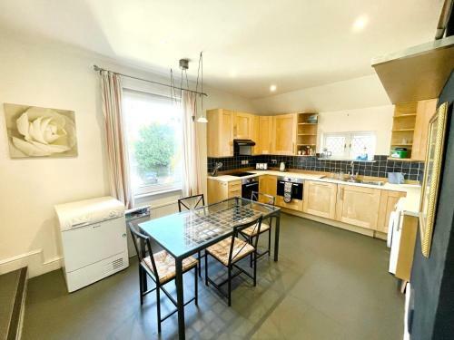 Maidenhead - Stylish 4 Bedroom Apartment