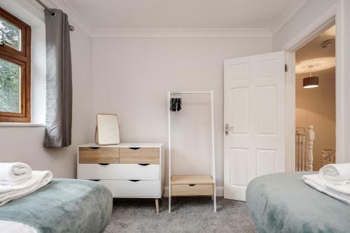Maidenhead, Pet Friendly 4 Bed House, Free Parking